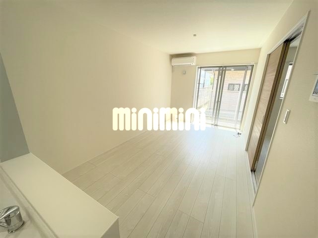 ����18