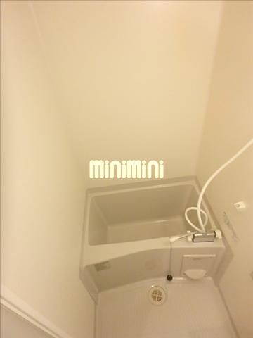 ����3