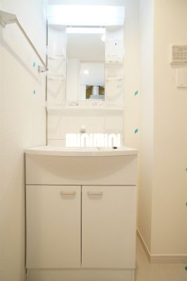 ����4