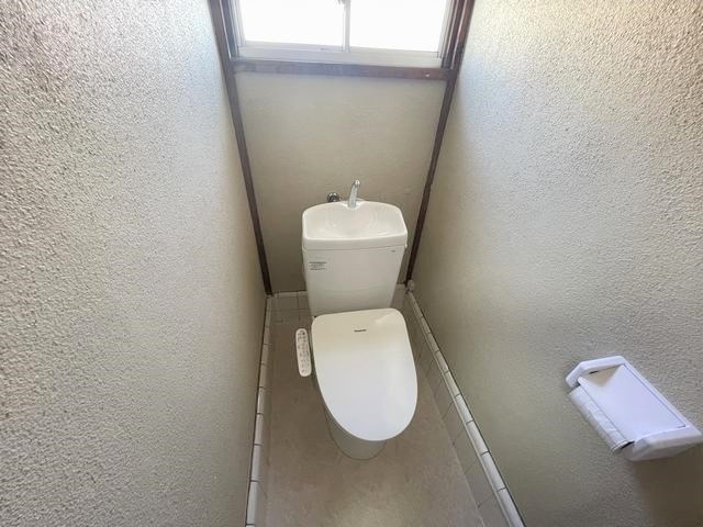 ����4