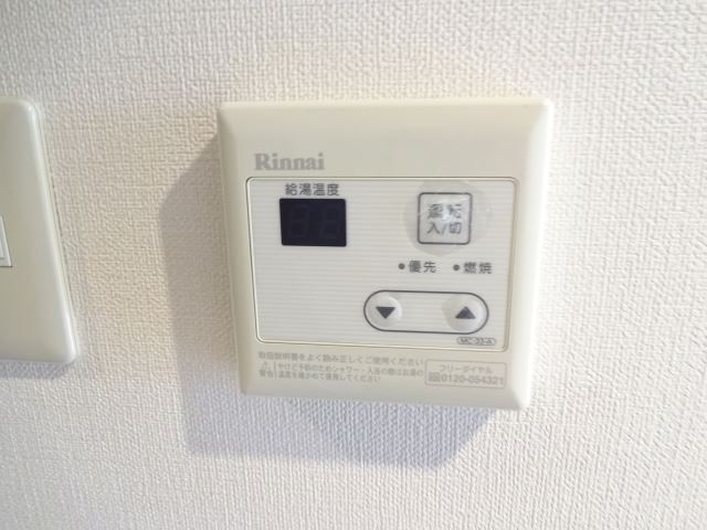 ����12