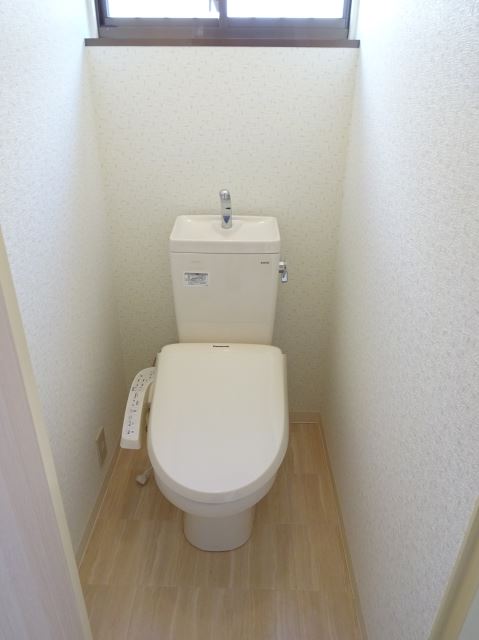 ����4