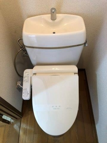 ����4