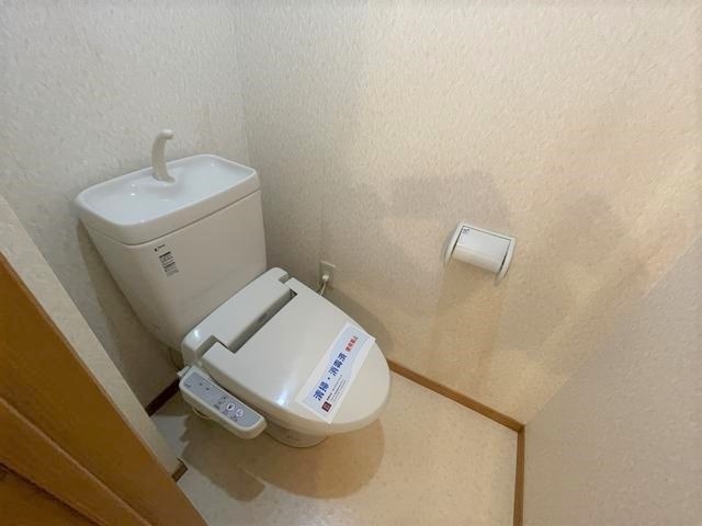 ����4