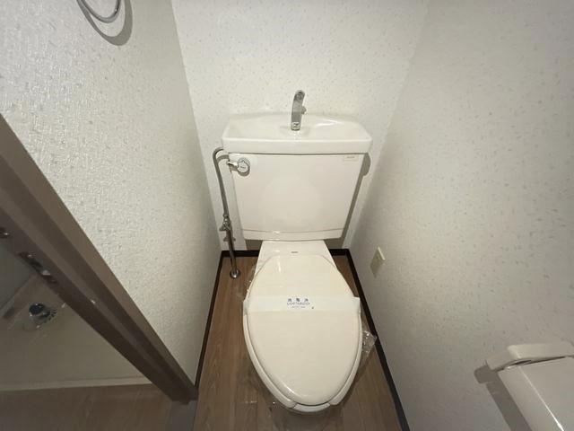 ����15