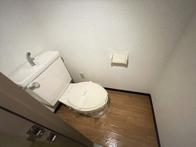 ����4