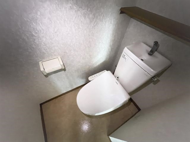 ����4
