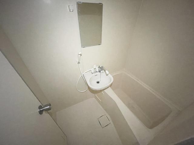 ����4
