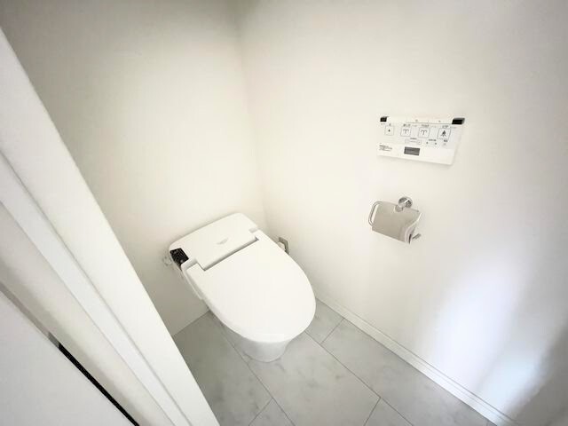 ����4