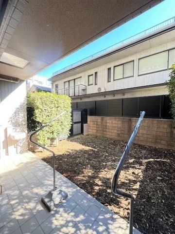 ����9