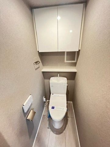 ����4