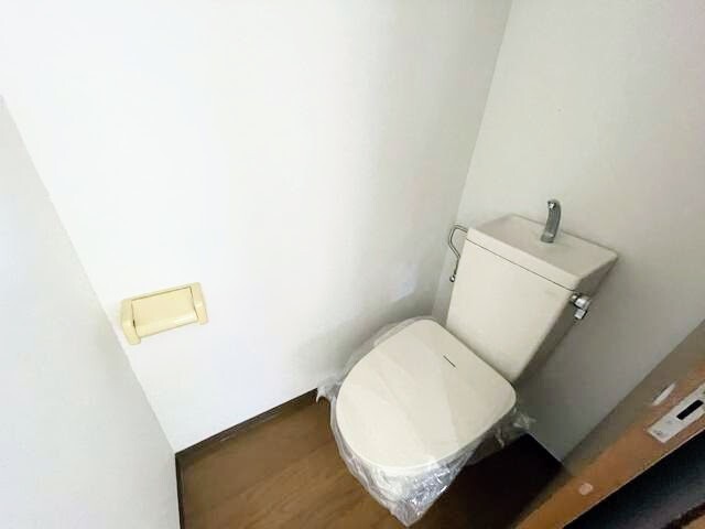 ����4