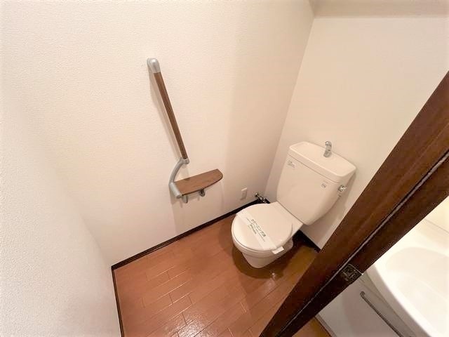 ����4
