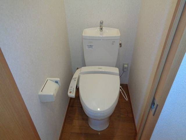 ����4
