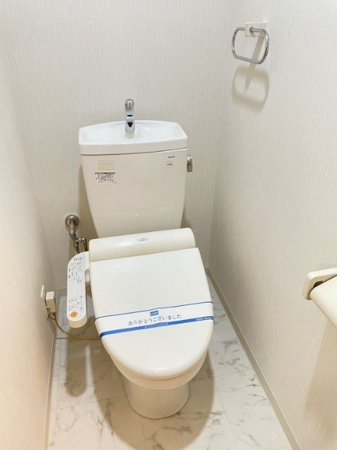 ����4