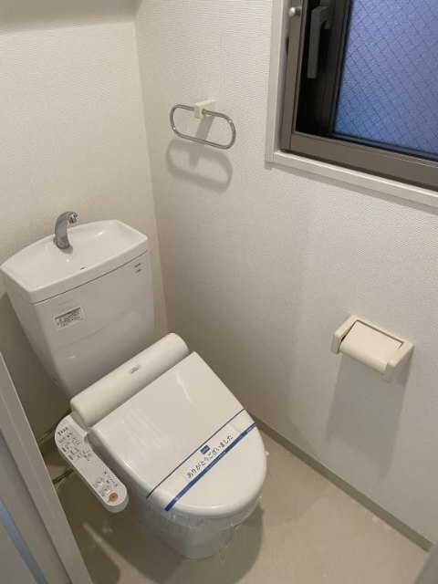 ����4