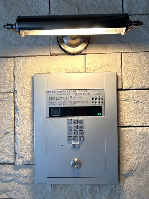 ����12