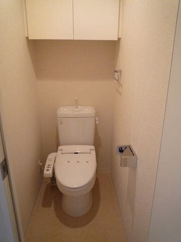����4
