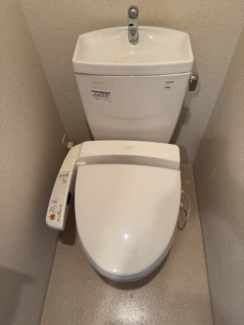 ����4