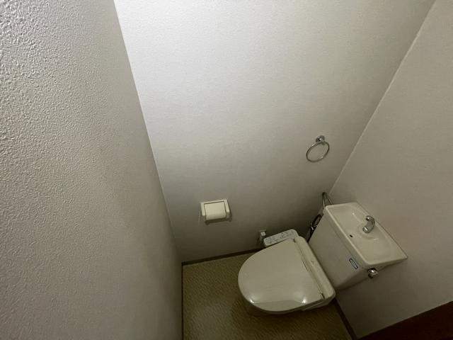 ����4