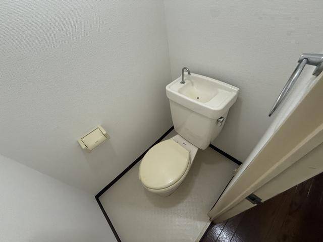 ����4