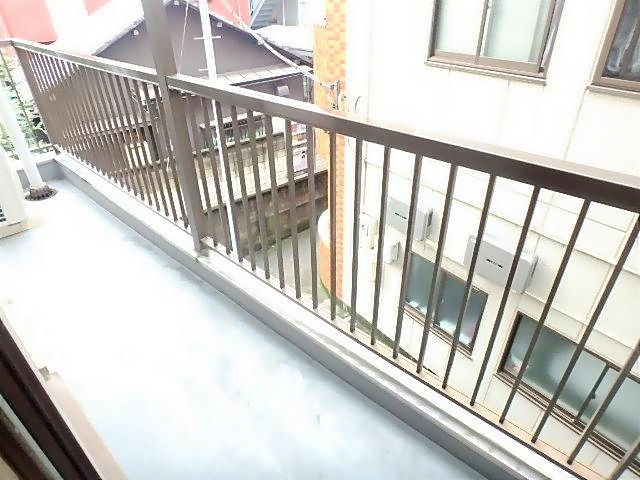 ����9