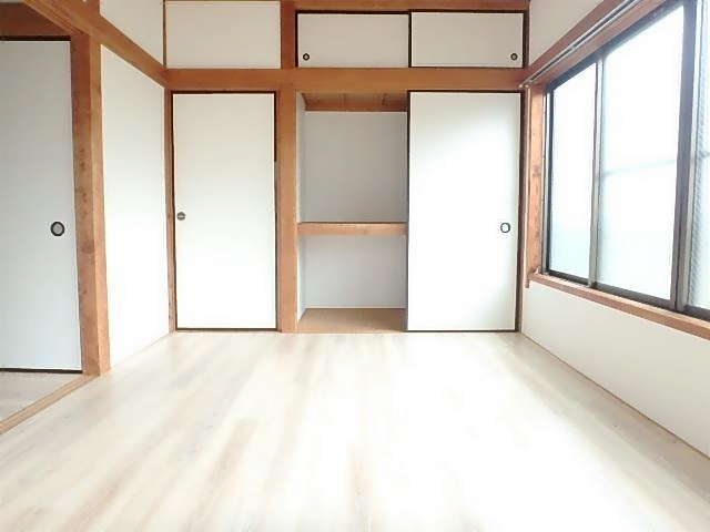 ����3