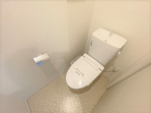 ����4