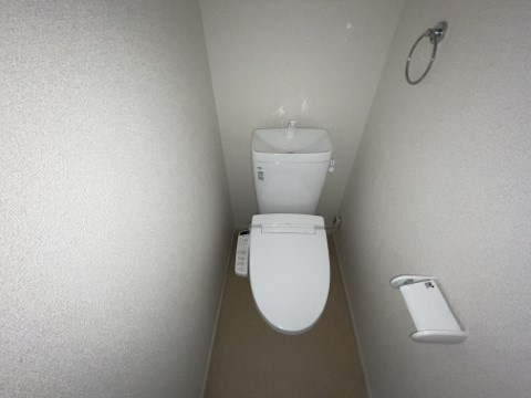 ����4