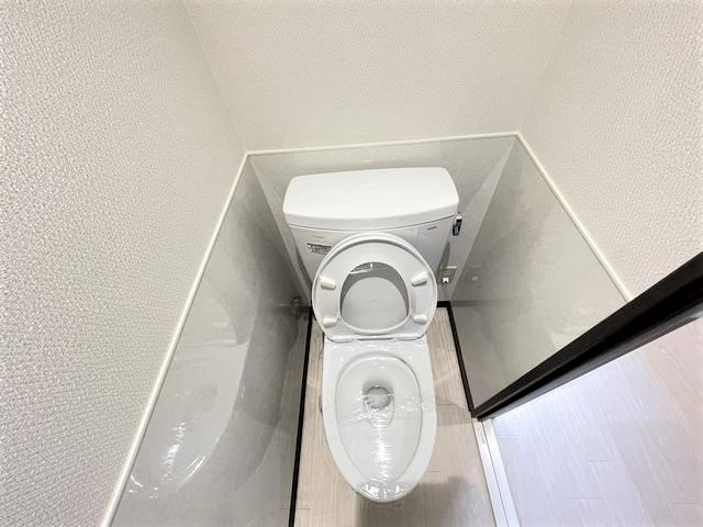 ����4