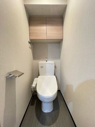 ����4
