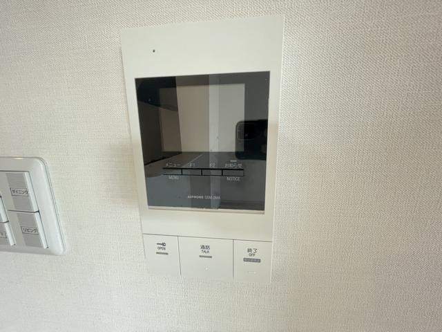 ����18