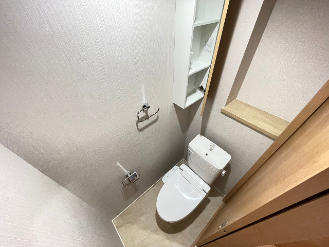����4