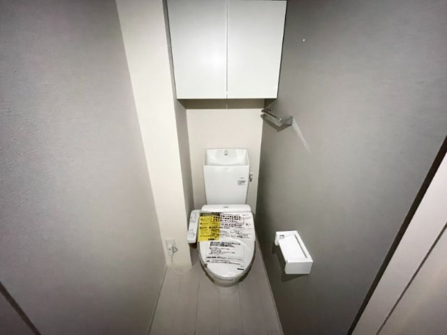 ����4