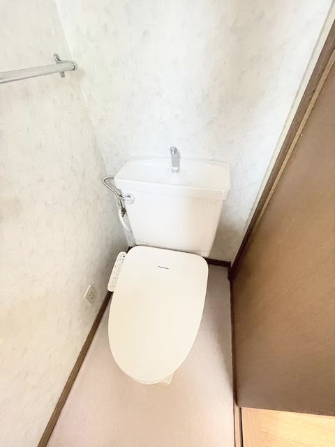 ����4
