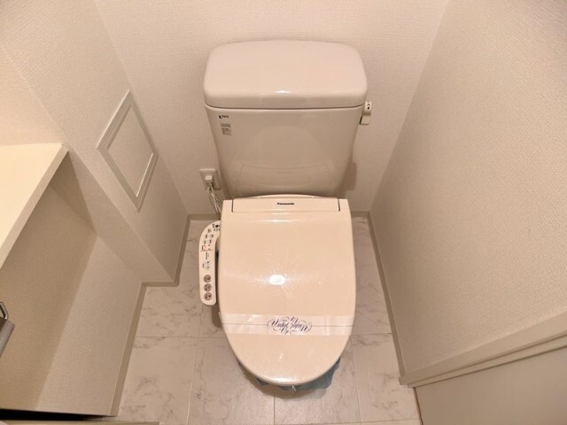 ����4