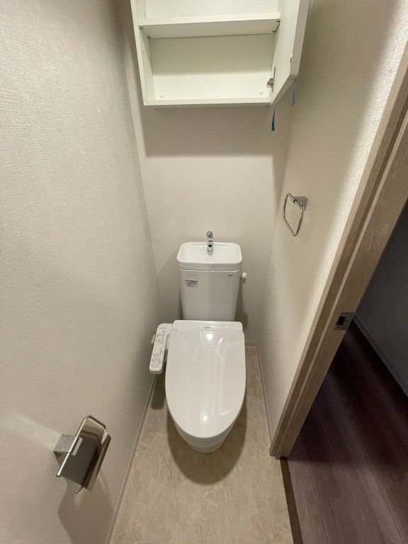 ����4