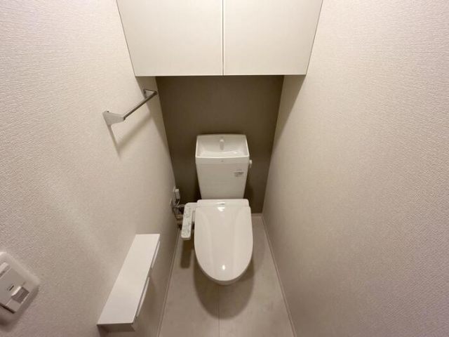 ����4