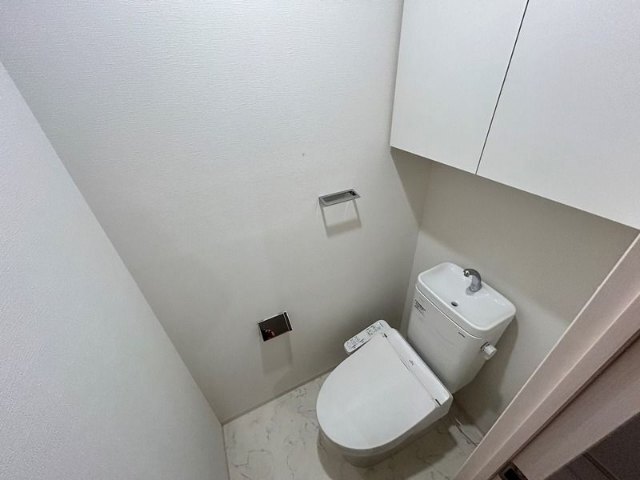 ����4