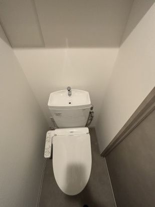 ����4
