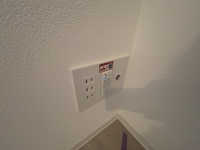 ����15
