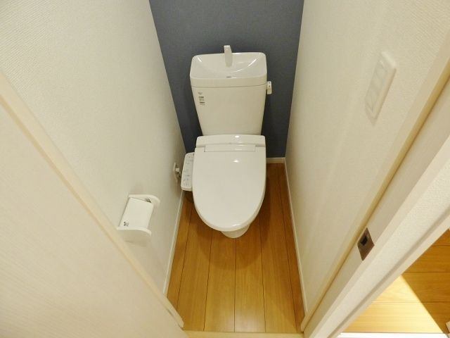 ����4