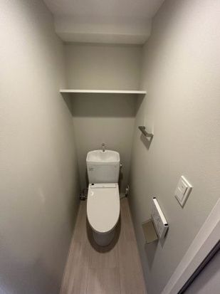 ����4