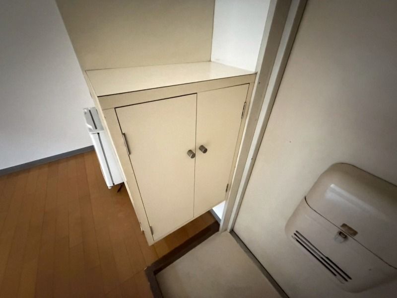 ����4