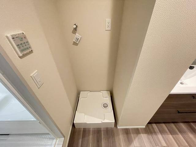 ����16