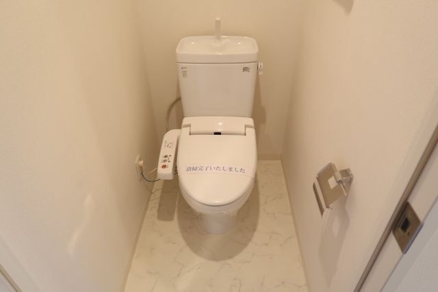 ����4
