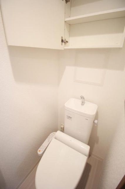 ����4