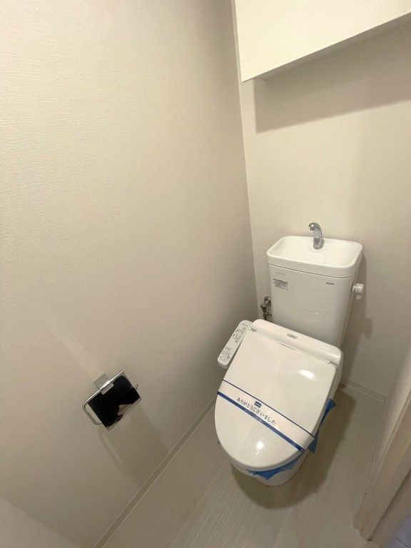 ����4