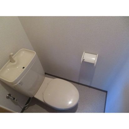 ����4