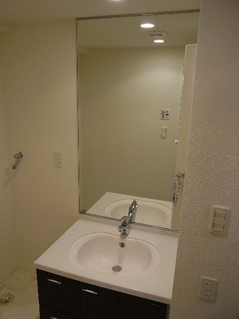 ����4